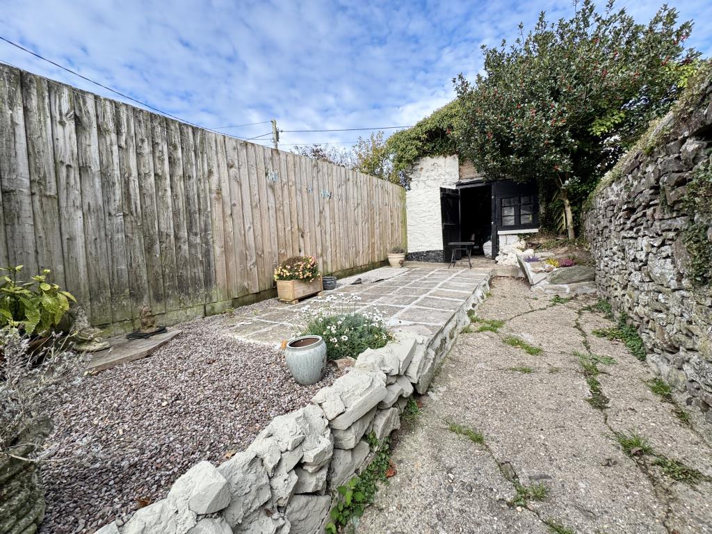 Lot: 35 - THREE-BEDROOM COTTAGE - Rear Garden